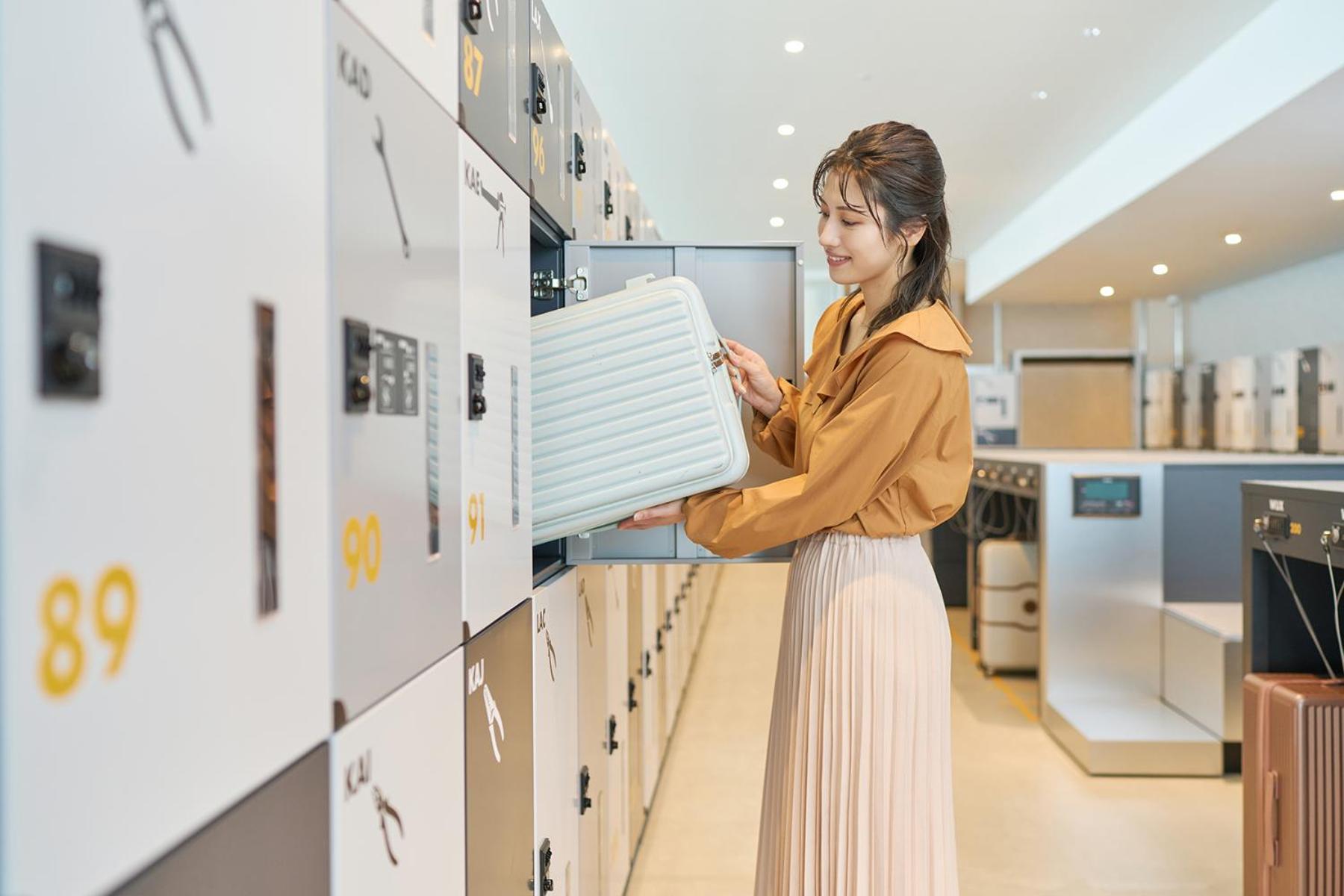 Omo Kansai Airport By Hoshino Resorts Izumisano Exterior photo A woman using a locker